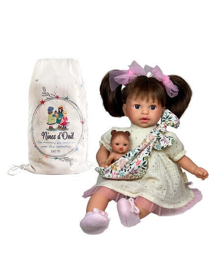 Nines D'Onil: Alex με λευκό φόρεμα και μωρό σε μάρσιπο - 40 εκ. - Image 5