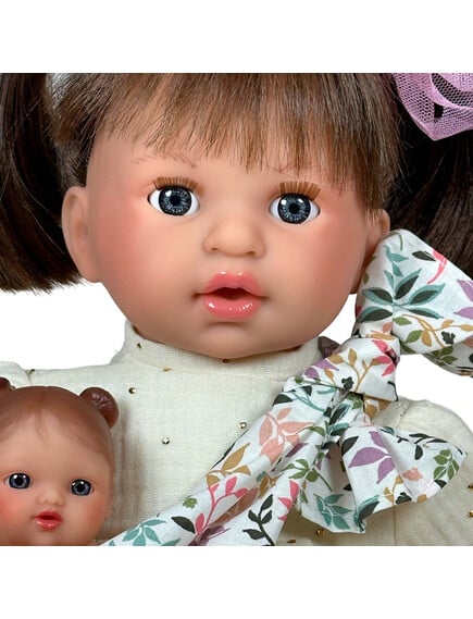 Nines D'Onil: Alex με λευκό φόρεμα και μωρό σε μάρσιπο - 40 εκ. - Image 6