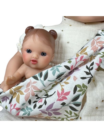 Nines D'Onil: Alex με λευκό φόρεμα και μωρό σε μάρσιπο - 40 εκ. - Image 2