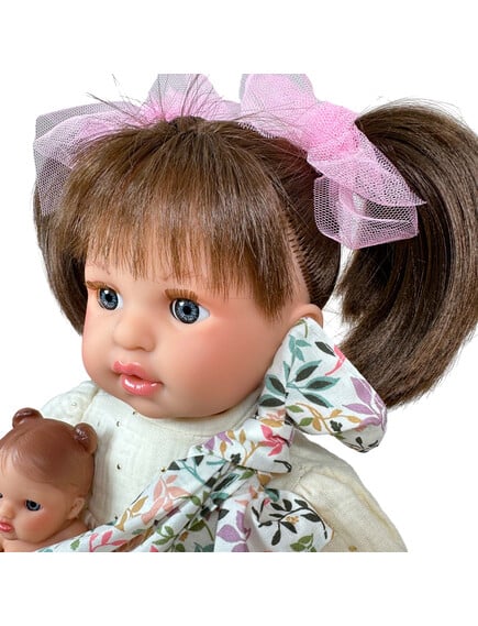 Nines D'Onil: Alex με λευκό φόρεμα και μωρό σε μάρσιπο - 40 εκ. - Image 3