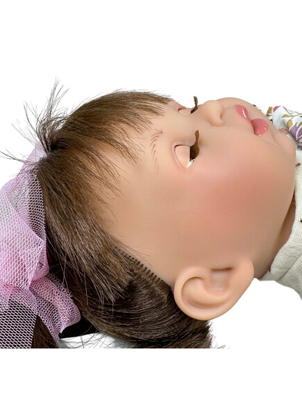 Nines D'Onil: Alex με λευκό φόρεμα και μωρό σε μάρσιπο - 40 εκ. - Image 4