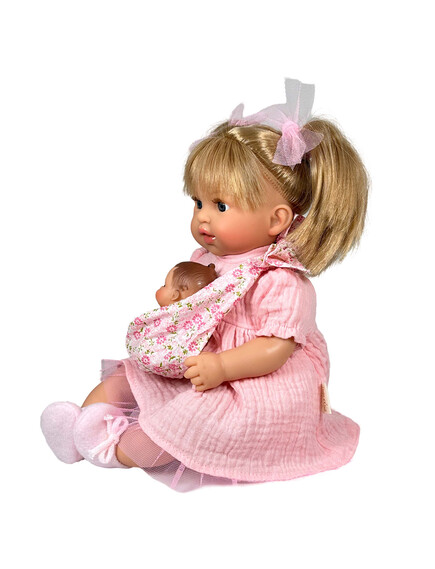 Nines D'Onil: Alex με ροζ φόρεμα και μωρό σε μάρσιπο - 40 εκ. - Image 2