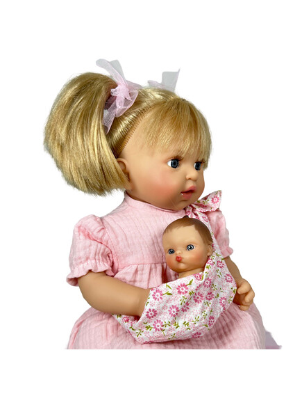 Nines D'Onil: Alex με ροζ φόρεμα και μωρό σε μάρσιπο - 40 εκ. - Image 3