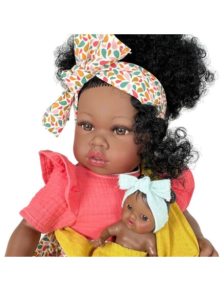 Nines D'Onil: Addis με πολύχρωμο φόρεμα και μωρό σε μάρσιπο - 45 εκ. - Image 3