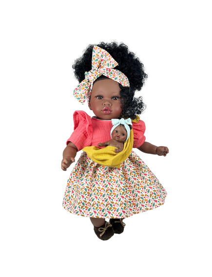 Nines D'Onil: Addis με πολύχρωμο φόρεμα και μωρό σε μάρσιπο - 45 εκ.