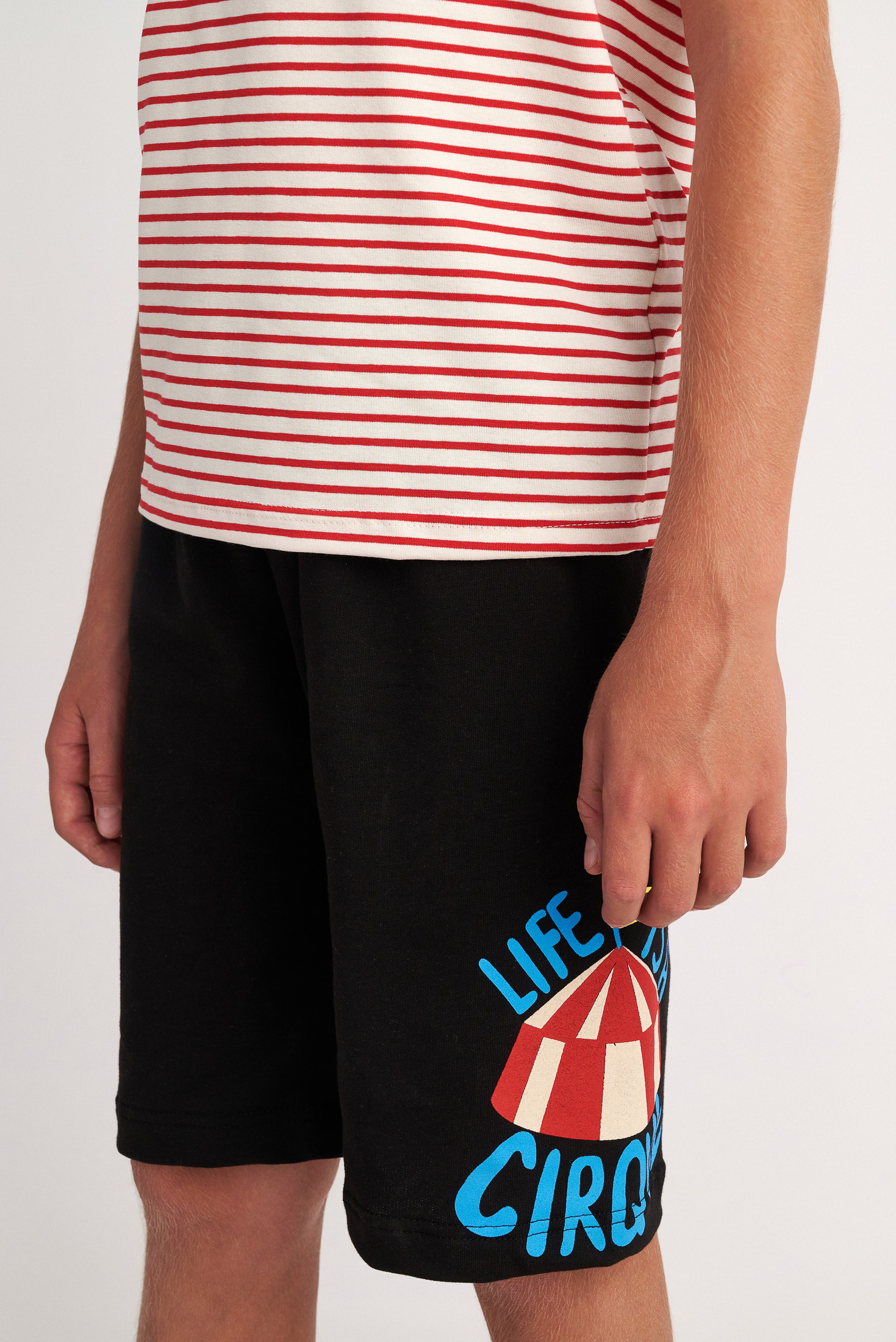 Two in a castle - Παιδικό Σετ Αγοριού “Circus Life” – Ριγέ Top & Μακρύ Σορτς με Λογότυπο (T7327) - Image 2